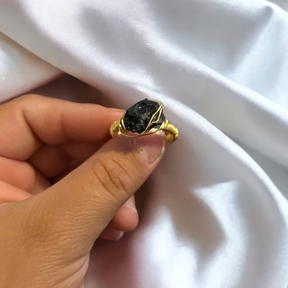 ✨RARE SEAGLASS RING✨ CUSTOM MADE FROM STAINLESS STEEL AND RECYCLED MATERIALS ✨ - Picture 3 of 5